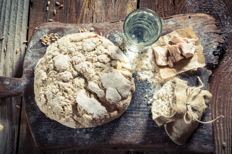 Closeup of ingredients for homemade bread 10 činjenica koje verovatno niste znali o kvascu