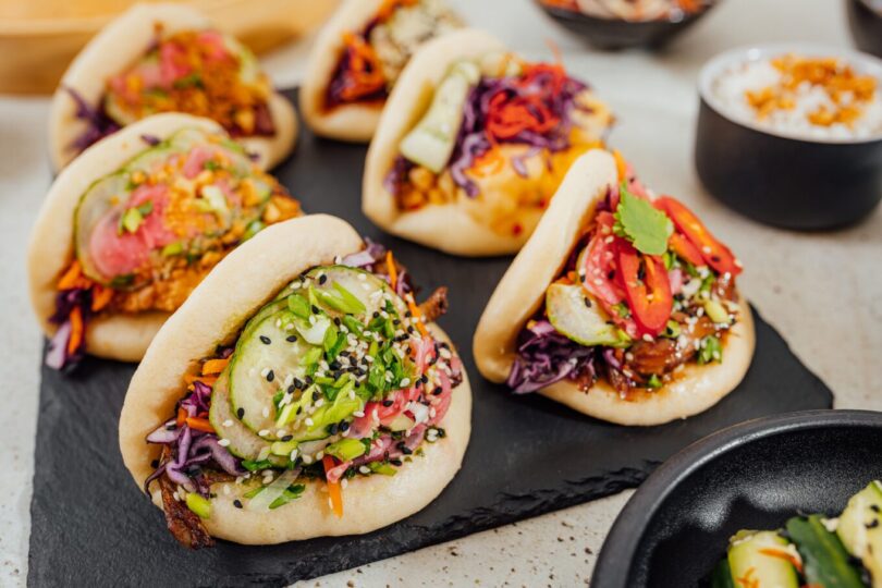 Closeup shot of steamed bao buns on a black surface Globalna pustolovina testa: Otkrijte tajne svetskih kuvara