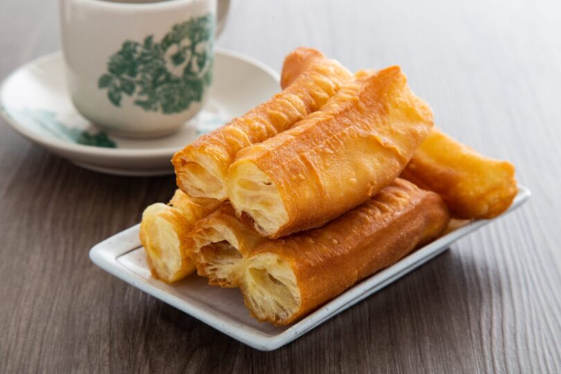 Youtiao. Long golden brown deep fried dough strip. 10 najpoznatijih vrsta kineskog hleba