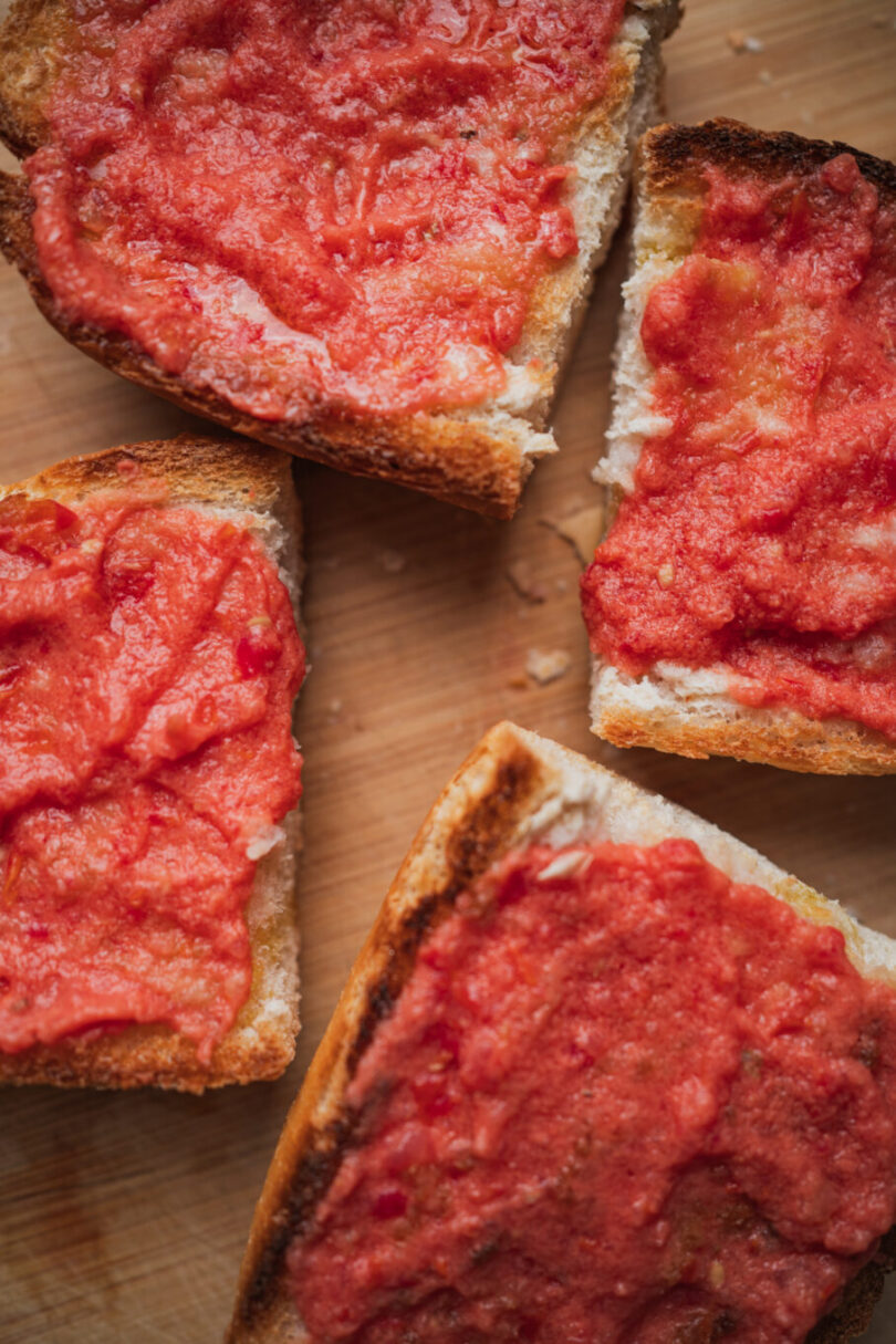 Close up of four toasts with olive oil and crushed tomato. Spanish breakfast. 5 autentičnih španskih jela od testa sa kvascem – oduzimaju dah!