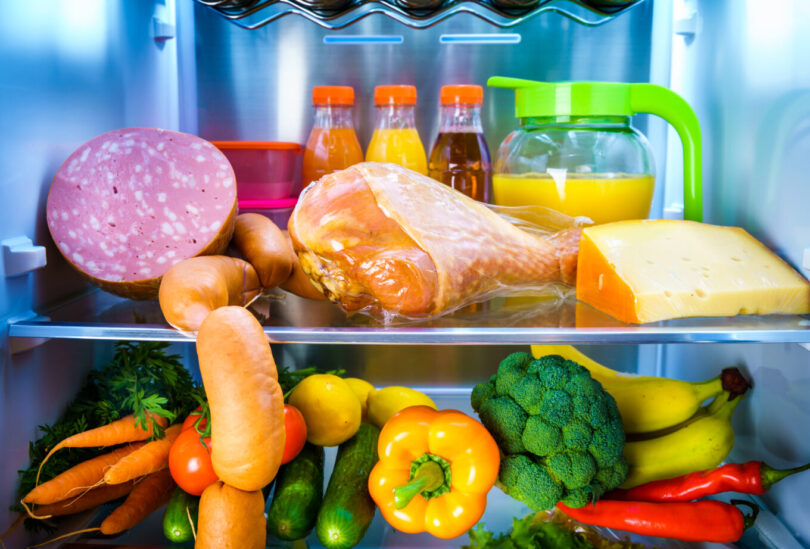 Open refrigerator filled with food Kako čuvati namirnice: saveti za očuvanje svežine i kvaliteta