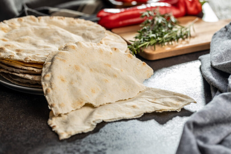 Arabic bread. Flat pita bread. Putovanje kroz Grčku: 5 autentičnih specijaliteta od testa koje morate probati