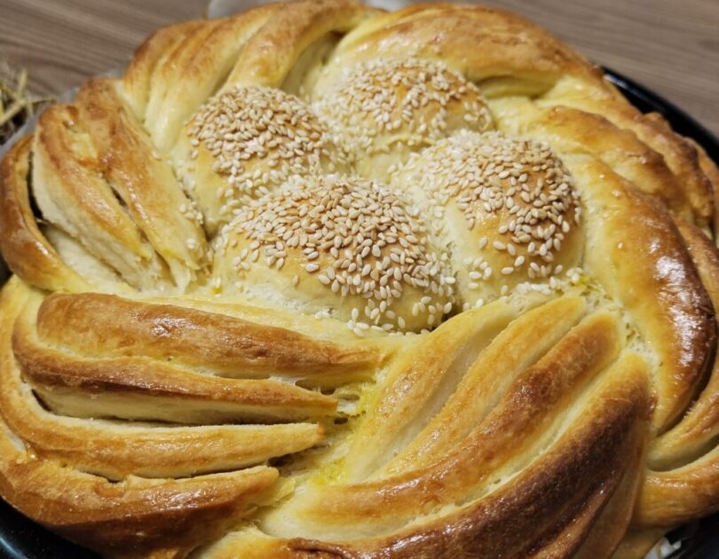 Uskršnja upletena pogača sa susam kuglicama