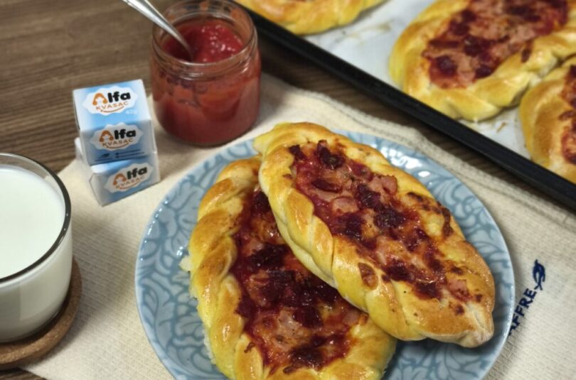 Pizza čamci sa upletenom ivicom