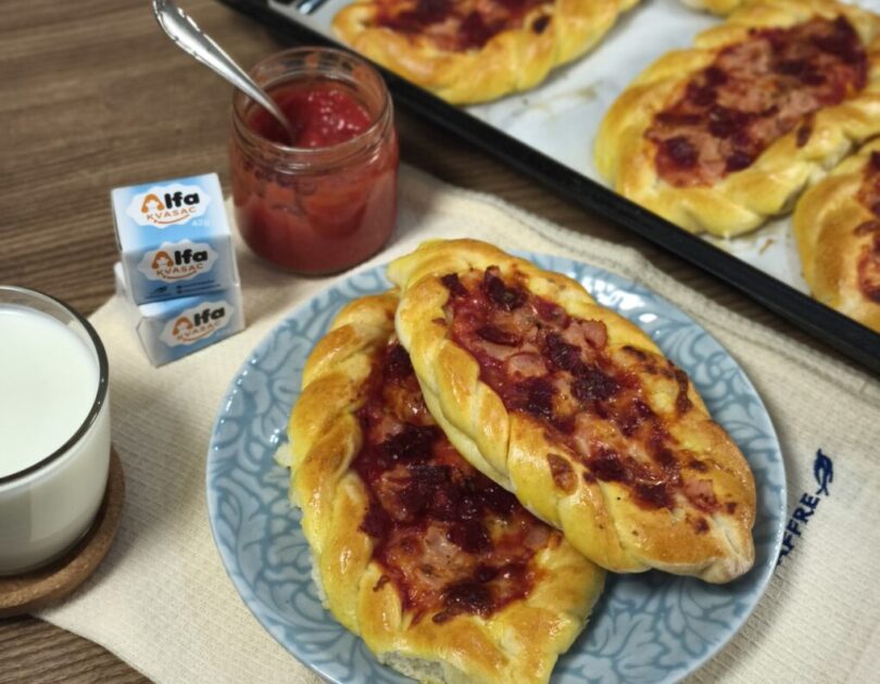 Pizza čamci sa upletenom ivicom