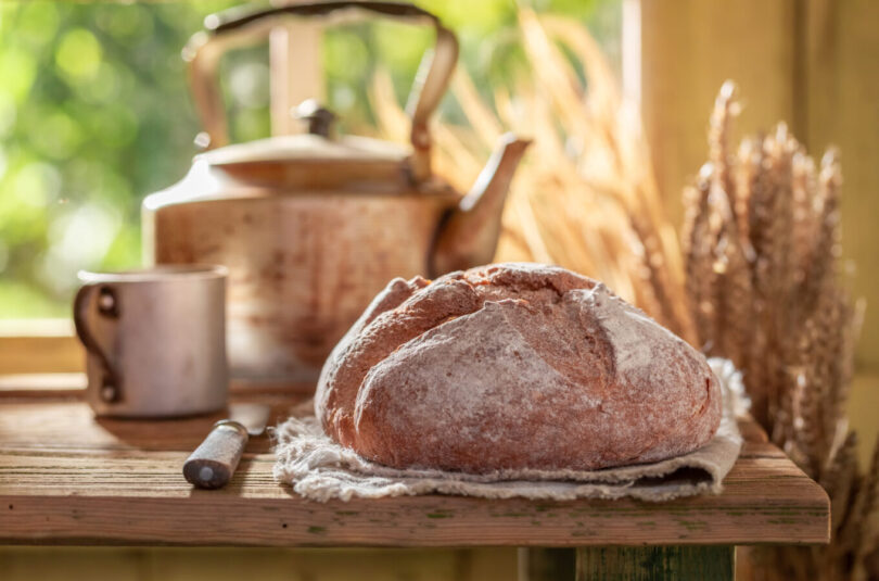 Fresh loaf of bread in spring sunny kitchen Zašto miris hleba budi uspomene?