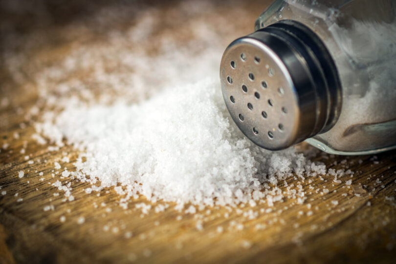 Salt on wooden background Sastojak koji nekada preskočimo