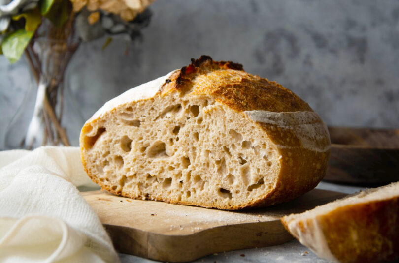 Sourdough bread sliced, made from wild yeast. Cooking healthy foods. Zašto neki hleb ima rupice, a neki ne?