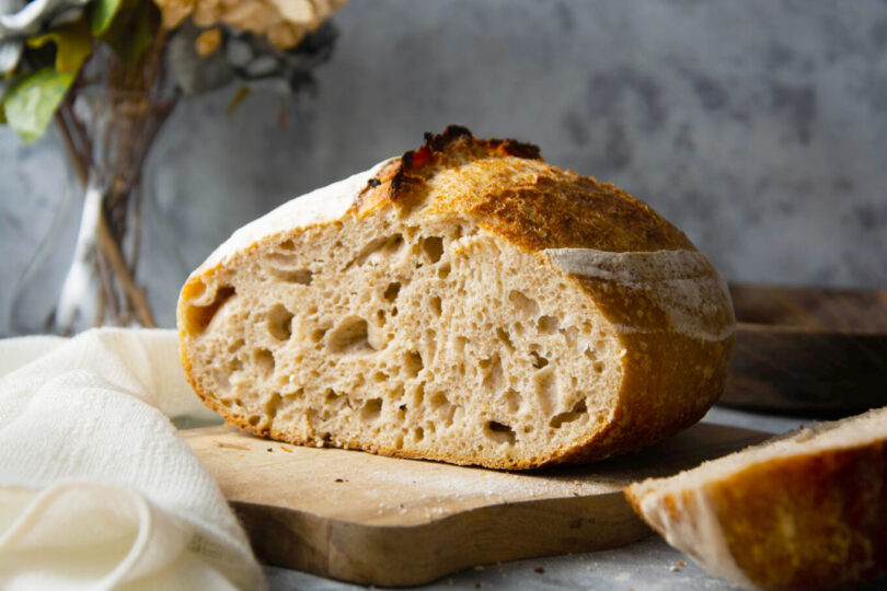 Sourdough bread sliced, made from wild yeast. Cooking healthy foods. Zašto neki hleb ima rupice, a neki ne?