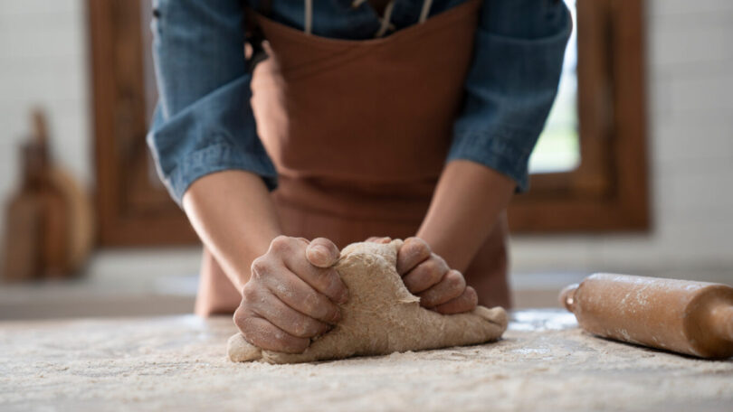 Woman hands kneading dough in the kitchen Da li znate da vaše testo govori o vama?