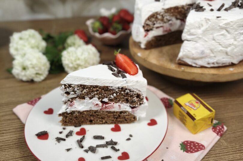 Lagana prolećna torta sa jagodama