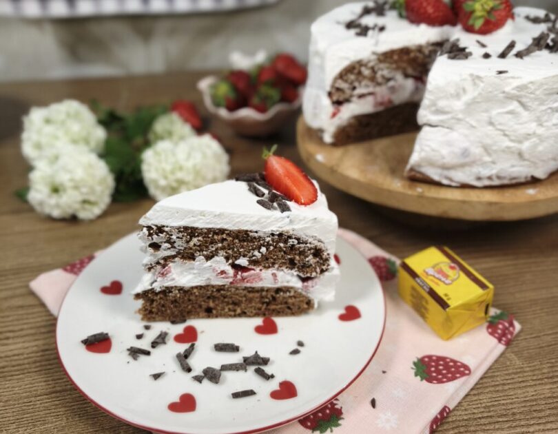 Lagana prolećna torta sa jagodama