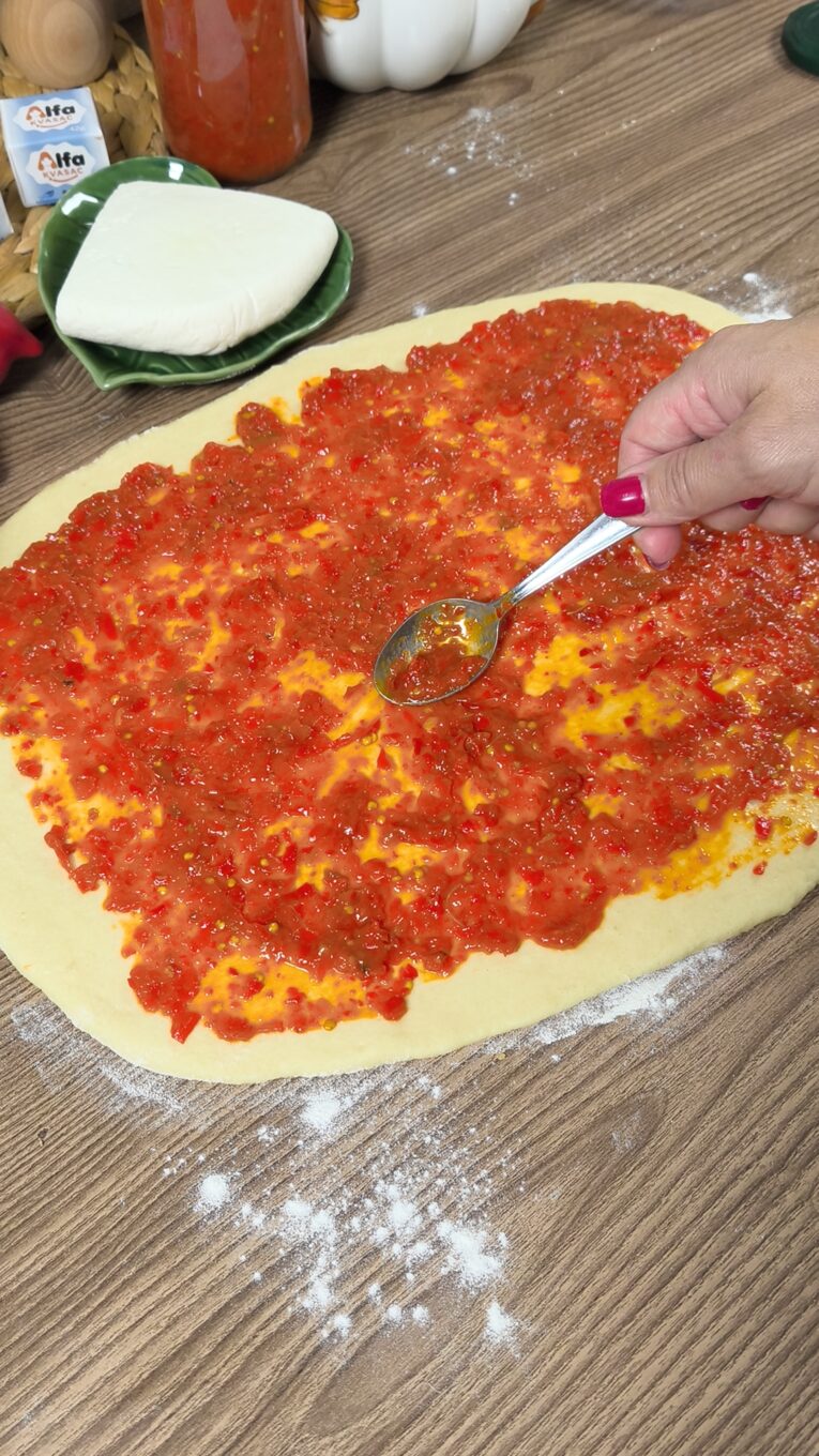 Slana babka sa ajvarom i sirom